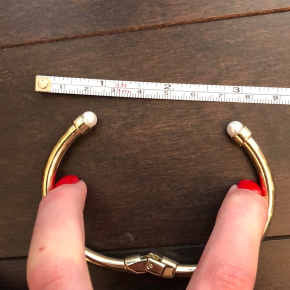 FREE W PURCHASE Banana Republic Pearl End Bracelet - Picture 3 of 6
